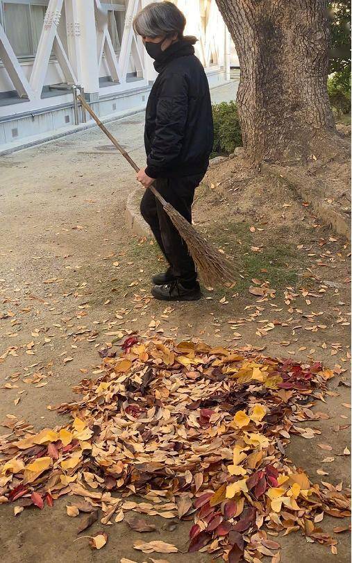 
日本美术老师落叶扫成二次元角色 《鬼灭之刃》粉丝狂喜“三亿