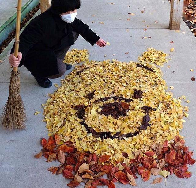 
日本美术老师落叶扫成二次元角色 《鬼灭之刃》粉丝狂喜“三亿体育官网”(图8)