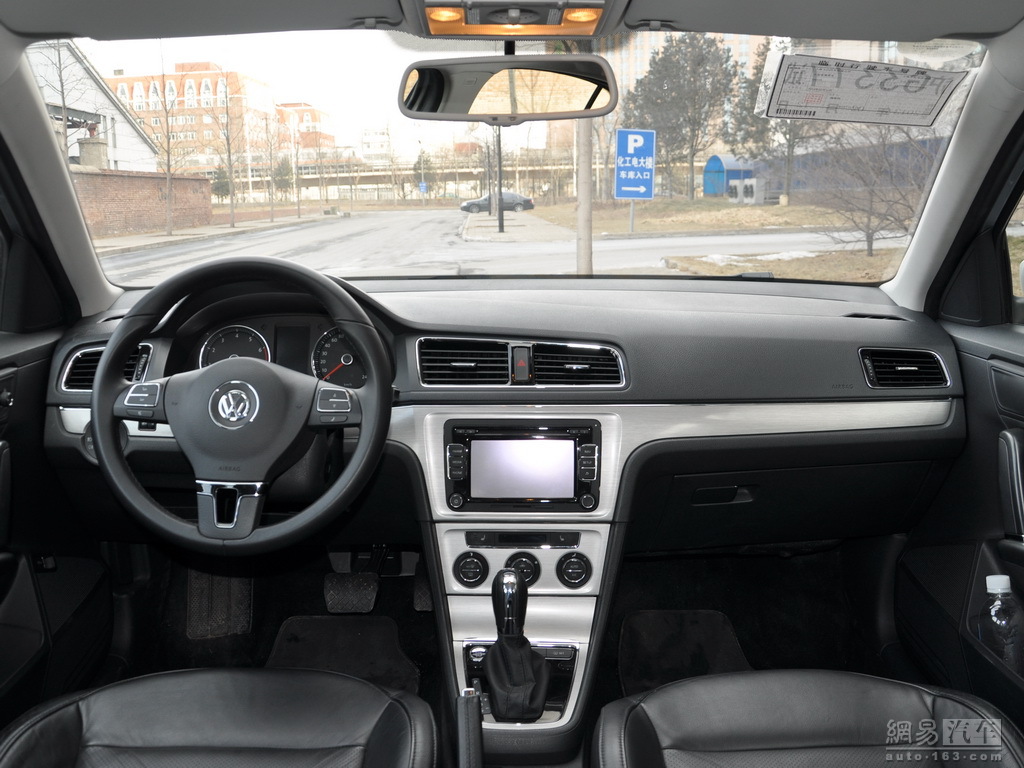 LOL“半肉卡莎”掀起新潮流，后期3000血还能秒人，刺客彻