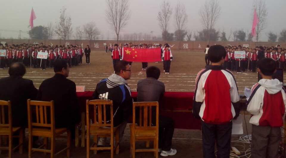 三亿体育手机版:王大陆与美女深夜再被拍 替女友关车门十分绅士(图3) 三亿体育官网