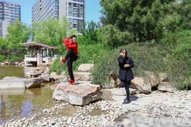 三亿体育手机版:王大陆与美女深夜再被拍 替女友关车门十分绅士(图2) 三亿体育